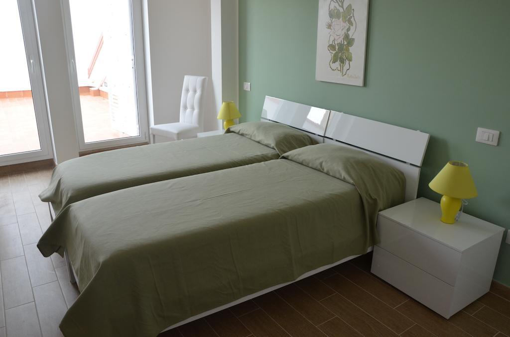 Hotel Residence Thalassa Реджо ди Калабрия Стая снимка
